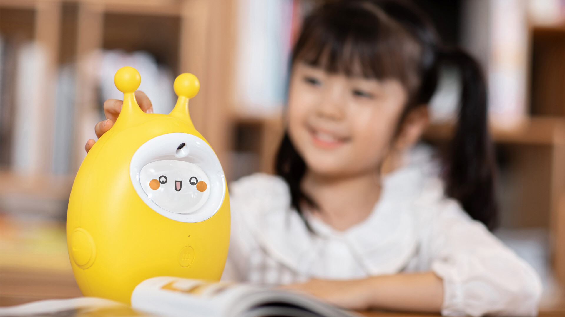 儿童早教机器人设计-金鹰卡通麦咭绘本机器人