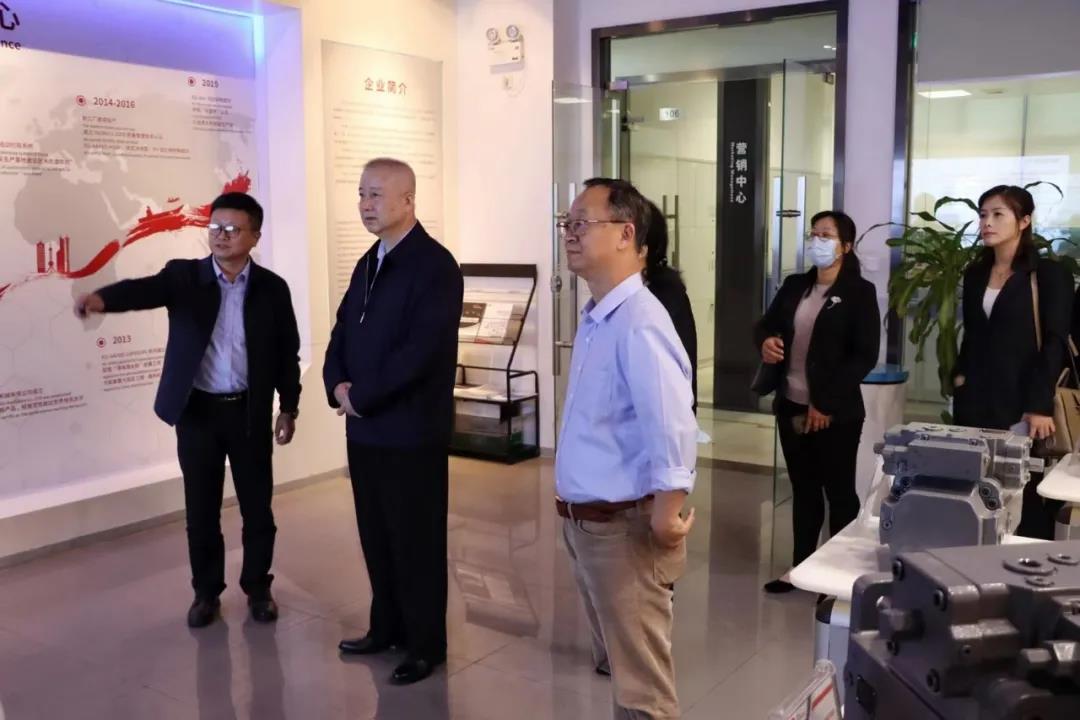 十三届全国政协经济委员会副主任刘利华一行赴长征娱乐液压调研