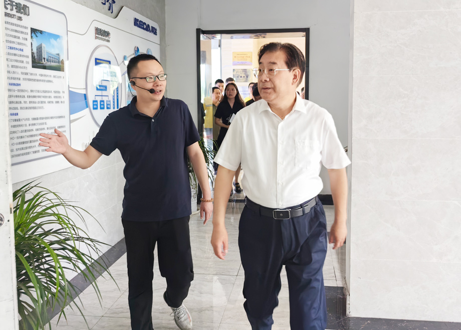 马鞍山市委书记袁方及市长葛斌分别莅临安徽长征娱乐新材料、安徽长征娱乐机电考察调研
